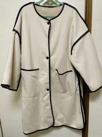 크림색 오버 사이즈 롱 코트