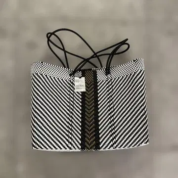 뜨개질 디자인 토트백 화이트 블랙