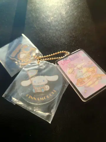 시나모롤 딸기 신문 아크릴 키링 미사용 새상품