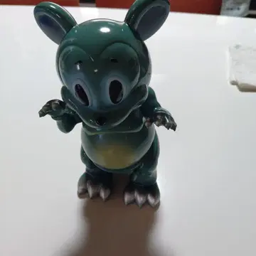 그린 컬러 캐릭터형 피규어