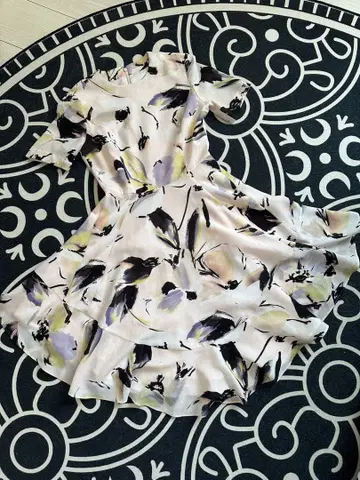 새상품급 GRACE CONTINENTAL 꽃무늬 반팔 무릎 기장 원피스