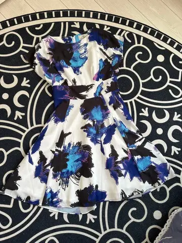 GRACE CONTINENTAL 슬리브리스 플레어 원피스