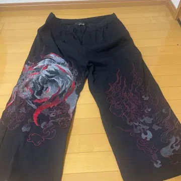 카라쿠리타마시 이키 쿠비 C252765 드래곤 자수 블랙 와이드 팬츠