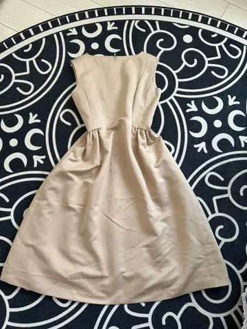 CHILLE 베이지 슬리브리스 원피스