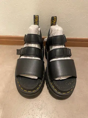 닥터 마틴 블랙 통굽 샌들