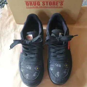 드럭 스토어즈 스니커즈