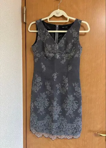 그레이 꽃무늬 레이스 타이트 드레스