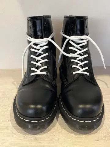 닥터마틴 1460 화이트 스티치 8홀 부츠 UK8