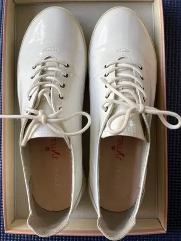 SPINGLE nima 에나멜 가죽 스니커즈 (화이트)