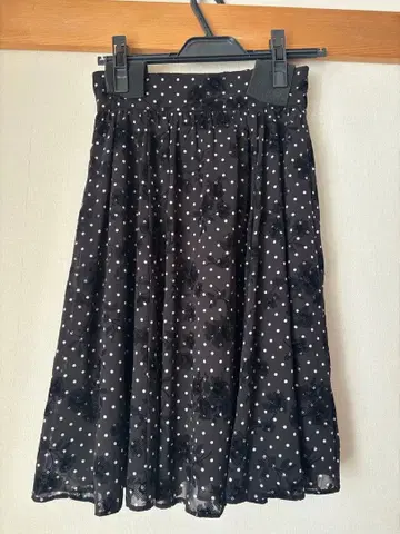 질 바이 질스튜어트 도트 무릎 기장 스커트