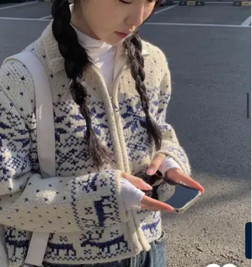 에니원모와 노르딕 무늬 바이컬러 니트