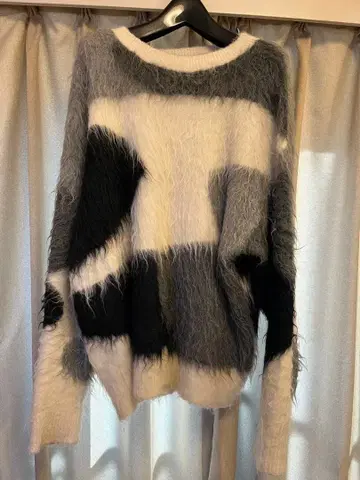 Elura 엘루라 이번 시즌 추상 패턴 샤기 니트 새상품급