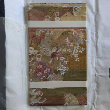 전통적인 일본 의류 오비 골드 컬러 꽃과 새 자수