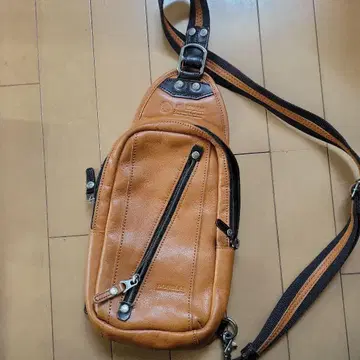 DOUBLES 더블스 가죽 슬링백 오렌지