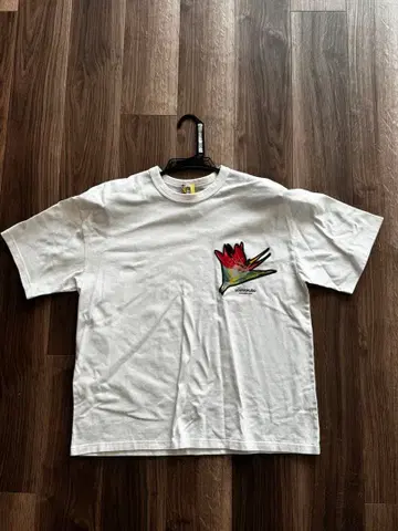 화이트 새 자수 T셔츠