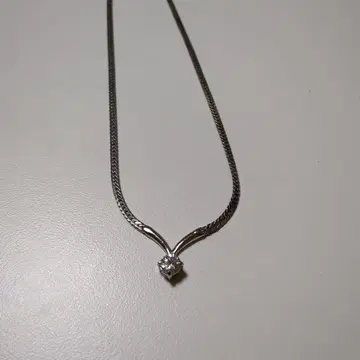 V자형 실버 목걸이