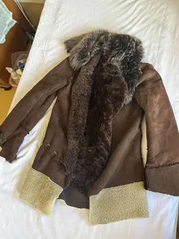 브라운 무스탕 코트