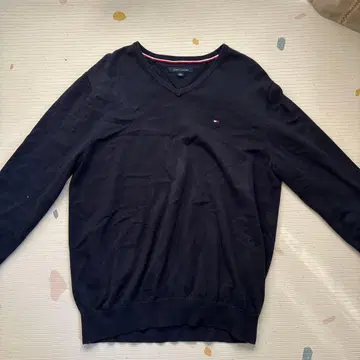 타미힐피거 다크 네이비 V넥 스웨터