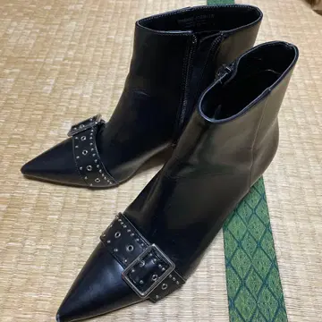 스터드 장식 블랙 스틸레토 부츠