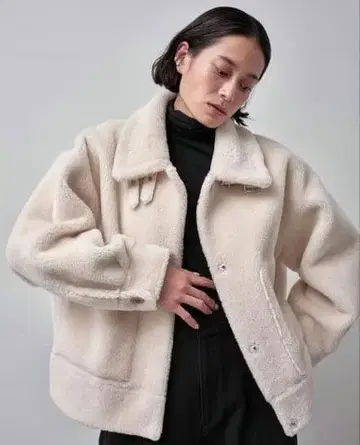 스터닝 루어 에코 무스탕 숏 자켓 화이트