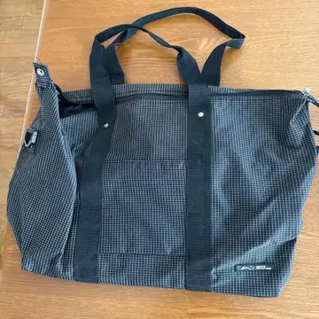 가방 2개, 지갑 1개