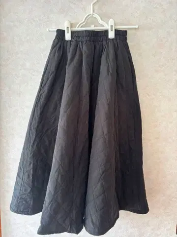 포켓 부착 퀼팅 플레어 롱 스커트