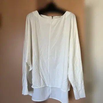 화이트 긴팔 셔츠