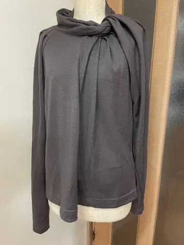 새상품급 디우카 드레이프 넥 긴팔 상의