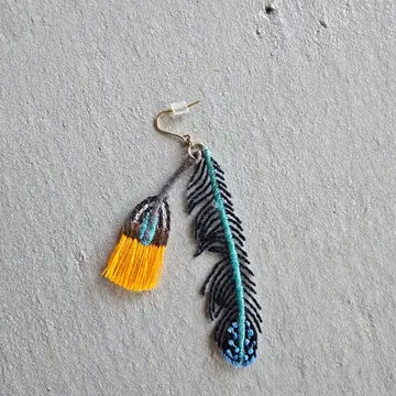 귀걸이 한쪽용 나나 와타나베 자수 새 깃털