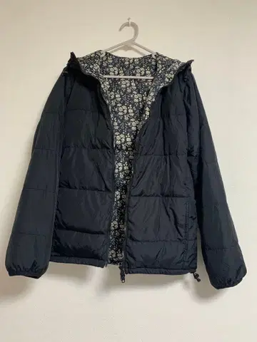 허그아워 몽로 리버티 프린트 다운 자켓 블랙