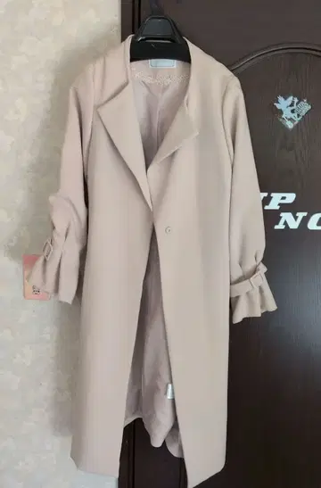 Couture brooch 베이지 롱 코트 40