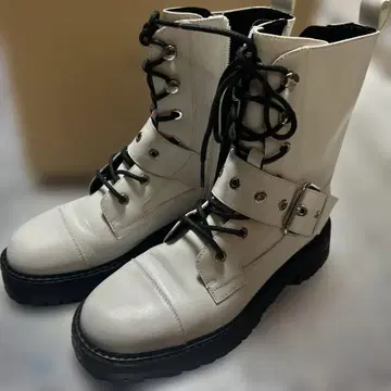 새상품 ZARA 화이트 부츠