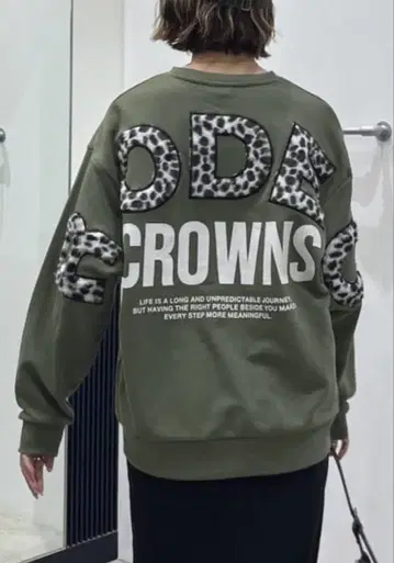 로데오 크라운 애니멀 인조 모피 아플리케 맨투맨 상의 카키