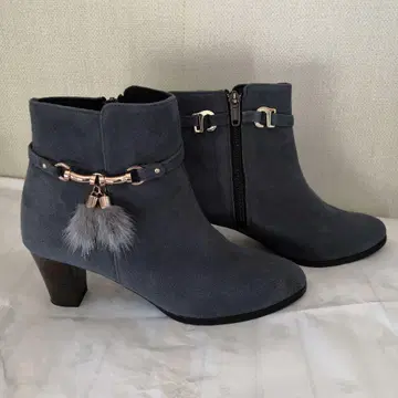 그레이 퍼 달린 스웨이드 부티