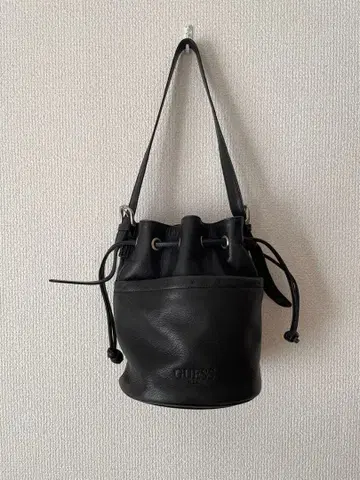 GUESS 블랙 버킷 백
