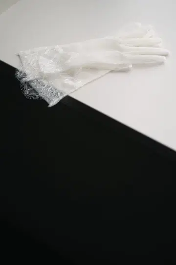 화이트 레이스 웨딩 그로브