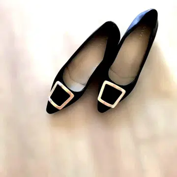 란다 블랙 가죽 버클 펌프스 중간 힐