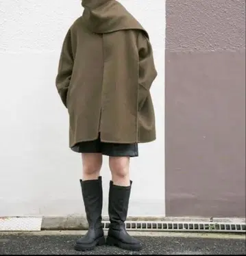 카키색 코트