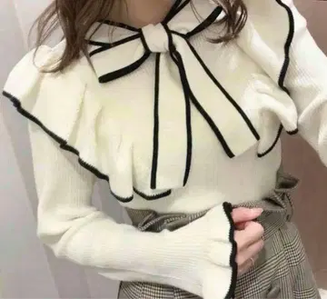 evelyn 화이트 아이보리 리본 포함 프릴 긴팔 상의
