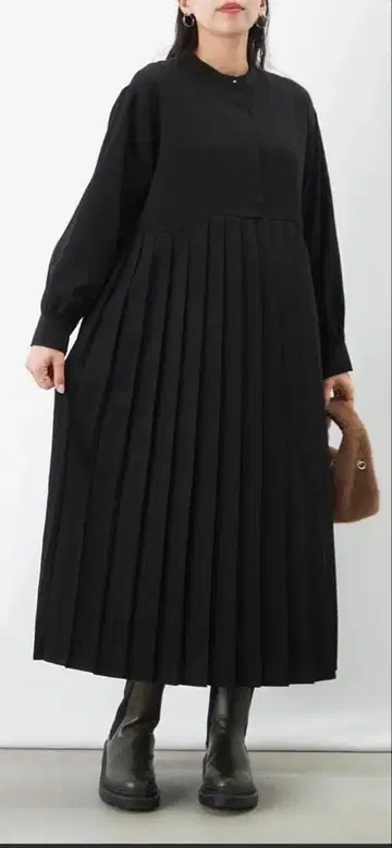 LC/LLL 불규칙 절개 플리츠 원피스