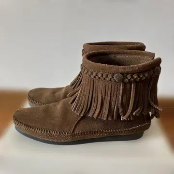 미네통카 브라운 스웨이드 프린지 앵클부츠