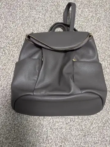 그레이 플랩 백팩