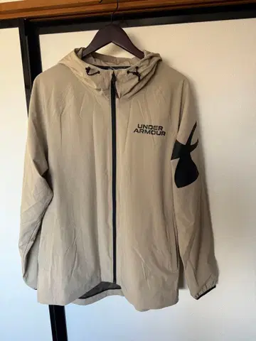 언더아머 윈드브레이커