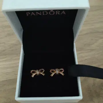 PANDORA 리본형 스터드 귀걸이