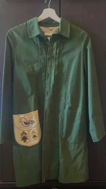 그린 컬러 코튼 롱 코트 자수 포켓 부착