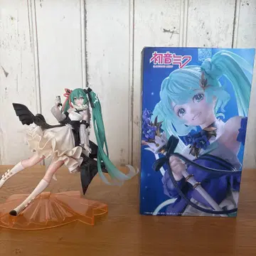 하츠네 미쿠 피규어 2개 세트입니다.