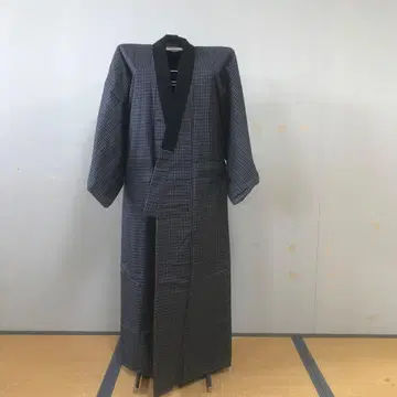 남자 면 누비 옷과 가는 허리띠