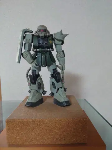 1/100 양산형 자쿠 프라모델 완성품