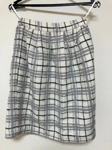 그레이와 화이트 체크 무늬 타이트 스커트