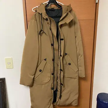 브라운 후드 부착 다운 자켓